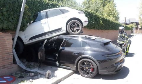 Жена успя да блъсне две Porsche-та наведнъж (ВИДЕО) - 1