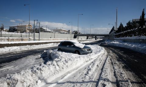 Сняг: Полицията в Гърция проверява колите за вериги - 1