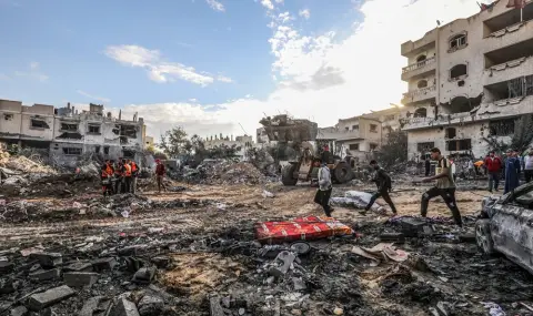 Палестинците търсят безопасност, докато Израел се бори с Хамас в Южна Газа - 1