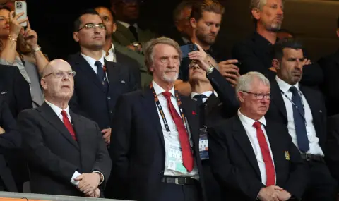 Фенове на Ман Юнайтед организират протест срещу сър Джим Ратклиф преди мача с Арсенал - 1