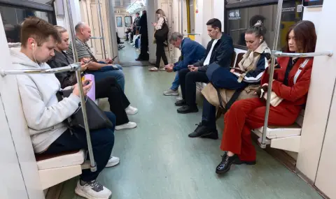 Холивудска звезда се вози инкогнито в метрото (СНИМКИ) - 1