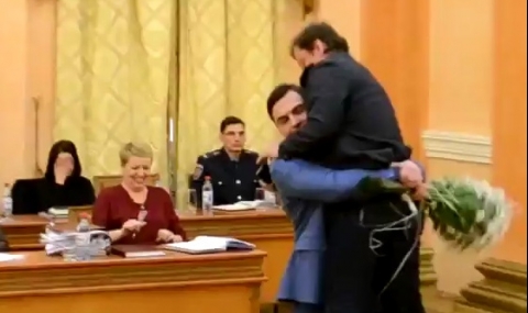 Заместник на Саакашвили беше изнесен с цветя и на ръце от общинския съвет - 1