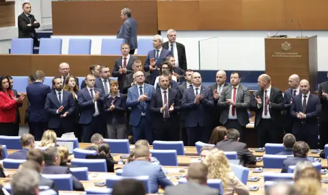 Опозицията окупира трибуната и блокира работата на парламента ВИДЕО - 1