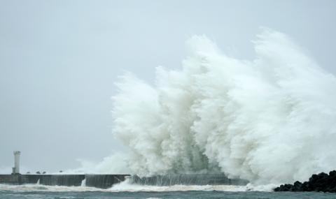 Тайфунът &quot;Хагибис&quot; потопи товарен кораб в Токийския залив - 1