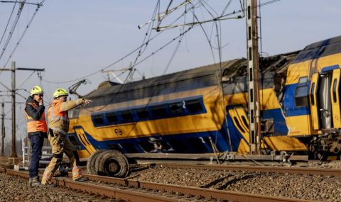 Над 30 ранени при влакова катастрофа - 1