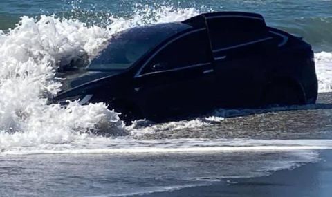 Разходка по плажа с Tesla Model X завърши в океана - 1