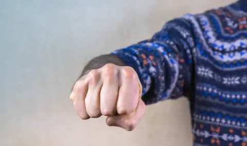 Мъж нахлу в училище и преби дете - 1