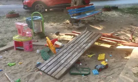 Пиян шофьор се вряза в три коли и детска площадка в София - 1