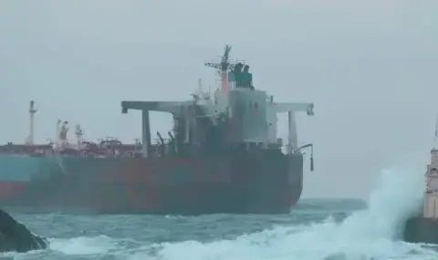 Eвакуация на още четирима моряци от блокирания в български води танкер