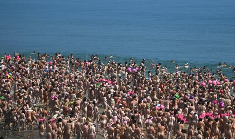 Над 2 500 жени се съблякоха голи в името на рекорда и борбата с рака (ВИДЕО) - 1