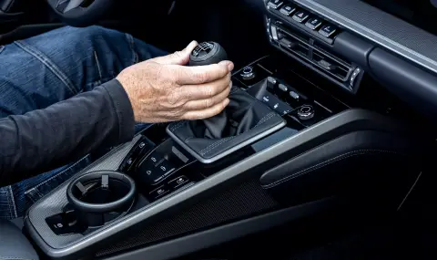 Porsche измисли хитър начин да "запази" ръчната скоростна кутия в ерата на автоматиците - 1