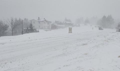 Снегът затвори пътища и остави села без ток - 1