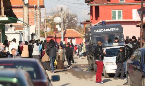 Арестуваха четири деца от циганския квартал в Пазарджик, опитали да оберат възрастна жена посред бял ден - 1