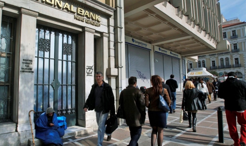 Гръцките банки режат заплати и съкращават служители - 1