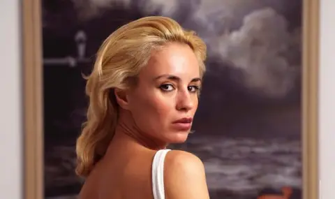 Радина Кърджилова съчета сексапил и изкуство в нова фотосесия (СНИМКИ) - 1