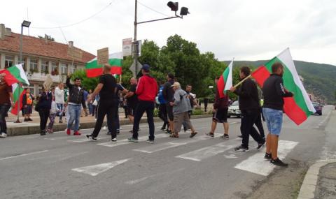 Протестиращи срещу кабинета блокираха Е-79 при Кресна - 1