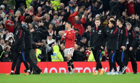 Българин опази играчите на Манчестър Юнайтед от нахлуващ фен от трибуните - 1