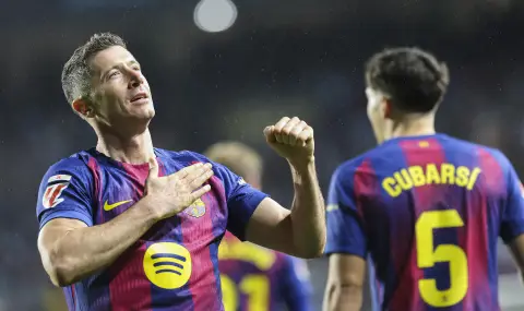 Роберт Левандовски обмисля да окачи бутонките, ако Барселона не удължи договора му - 1