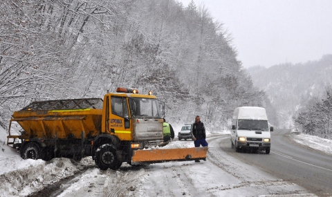 Над 120 машини разчистват пътищата в областите Кърджали и Смолян - 1