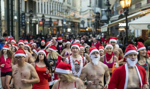 Защо Дядо Коледа тича по бански из цяла Будапеща? (ВИДЕО) - 1