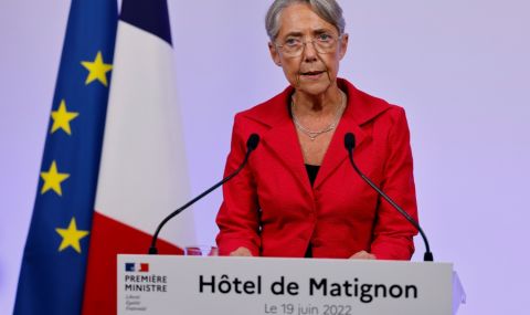 Френската министър-председателка връчи оставката си на Макрон, но той не я прие - 1