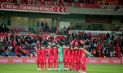 Турски фенове освиркаха минутата мълчание за жертвите в Париж - 1