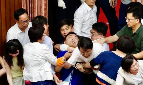 Депутати се сбиха в тайванския парламент - 1