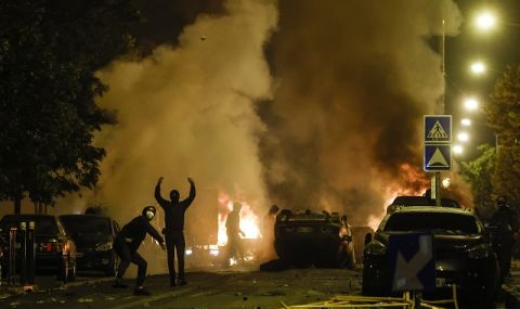 Франция не можа да заспи! Нощ на размирици в Париж заради застрелването на тийнейджър от полицай - 1