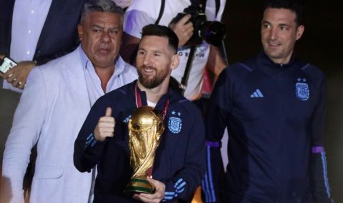 Стотици хиляди посрещнаха новите крале на световния футбол в Аржентина - 1
