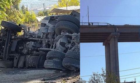 Тежък инцидент: Камион падна от Аспаруховия мост във Варна - 1