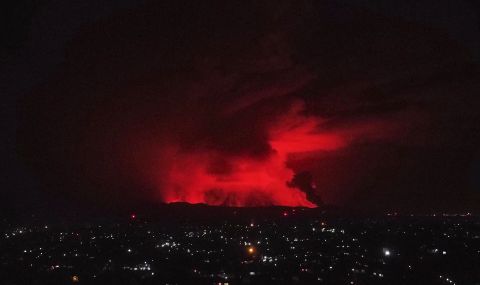 Лавата от изригващ вулкан унищожи няколко села - 1
