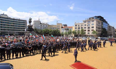 Симпатизанти на "Възраждане" протестират пред парламента срещу кабинета "Денков-Габриел" - 1