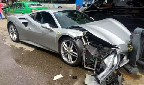 Катастрофа между две еднакви Ferrari-та - 1