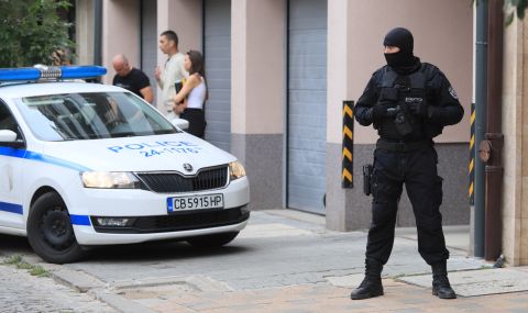 Полицията откри килограм дрога и боен пистолет при акция в жк "Люлин" в София - 1
