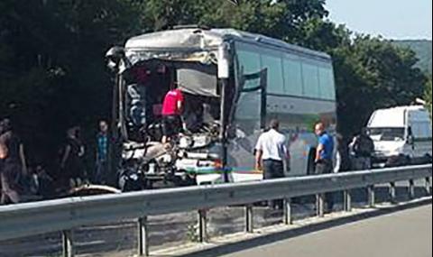Тежка катастрофа с два автобуса на пътя Бургас - Созопол - 1