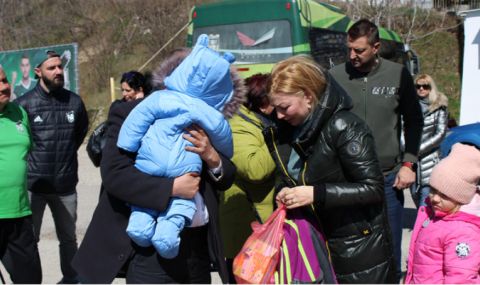 От днес местят украинските бежанци от Варна и Бургас към вътрешността на страната - 1