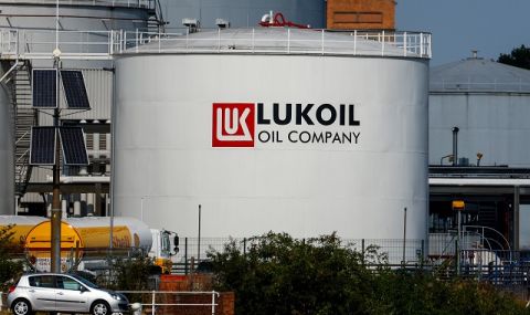 "Лукойл" опровергава твърденията за доставки на гориво за Украйна от рафинерията в България, обмисля да заведе дело  - 1
