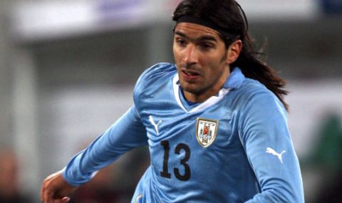 Уругвайски нападател продължава да чупи рекорда за най-много отбори, подписа с отбор №30 - 1