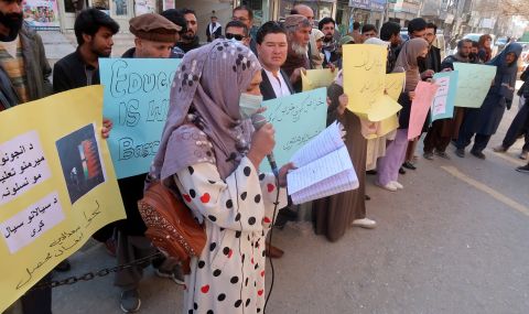 Десетки жени протестираха в Афганистан срещу забраната за образование - 1
