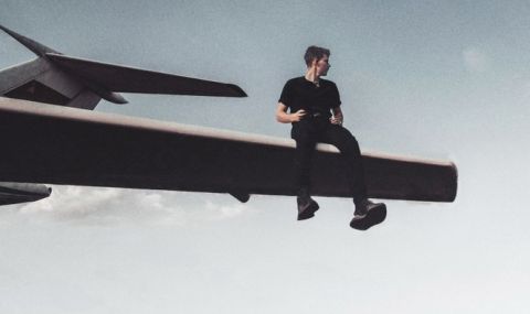 Мъж се качи на крилото на самолет във Вегас - 1