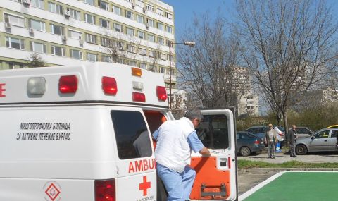 Наркоман кла млада жена на улицата в Бургас - 1