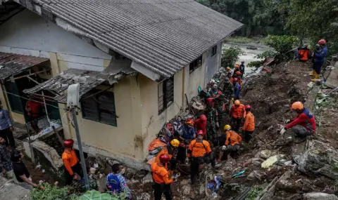Наводнения и свлачища убиха 14 души в Индонезия  - 1