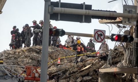 Шести ден търсят оцелели под рухналата сграда  - 1