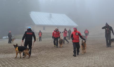 Спасиха туристи, изгубили ли се в мъглата в Рила - 1