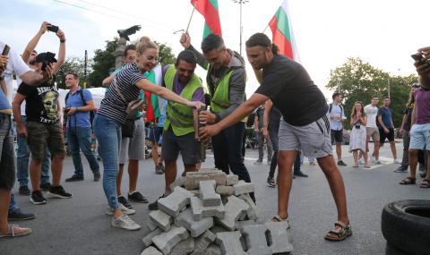 Ден 41: Издигнаха Паметник на свободата на Орлов мост - 1