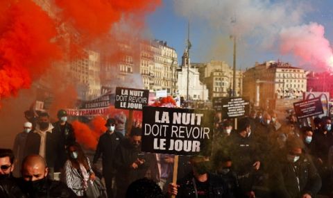 Учителите във Франция на протест заради липсата на единна политика за пандемията - 1