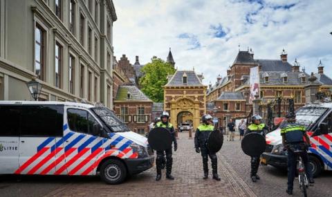 Мъж с автомобил потроши полицейска кола в Амстердам - 1