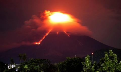 Врящ вулкан хвърли в паника Филипините - 1
