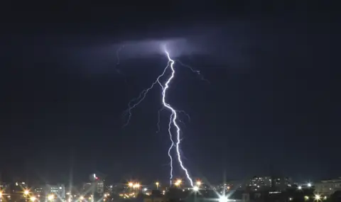 Мълния предизвика пожар в село Дъбово - 1