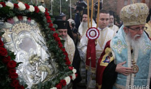Стотици посрещнаха чудотворната икона на Богородица - 1